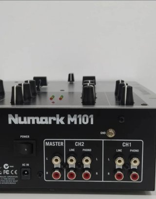 Numark M101 Mesa de Mezclas Plata