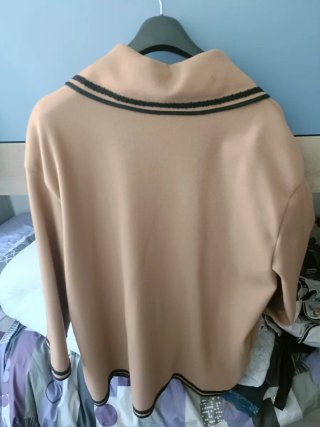 Chaqueta marrón con ribete negro