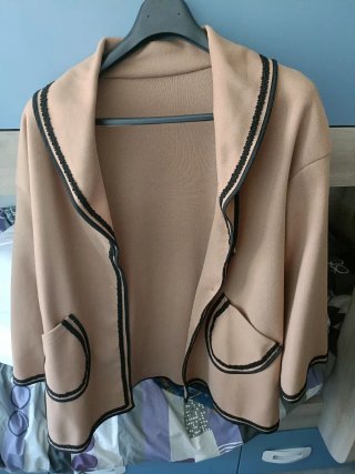 Chaqueta marrón con ribete negro