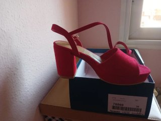 Sandalias tacón bajo rojas.