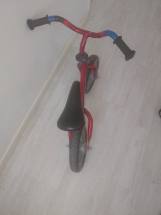 Bicicleta infantil roja