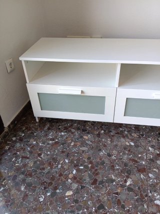 Mueble de salón blanco con puertas de cristal