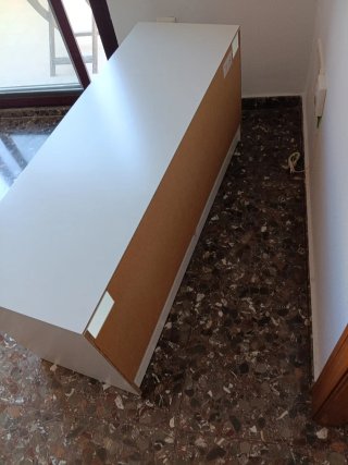 Mueble de salón blanco con puertas de cristal