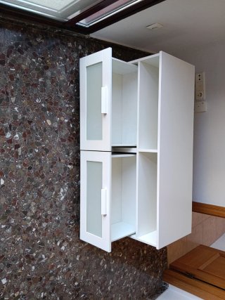 Mueble de salón blanco con puertas de cristal