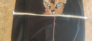 Vestido negro con pedrería de gato