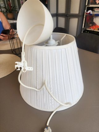 Lámpara de tela blanca para dormitorio