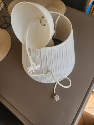 Lámpara de tela blanca para dormitorio
