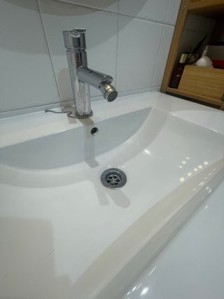 Mueble de baño blanco y madera