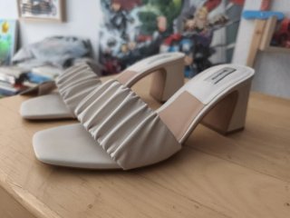 Sandalias de tacón beige y blancas