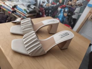 Sandalias de tacón beige y blancas
