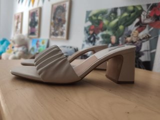 Sandalias de tacón beige y blancas
