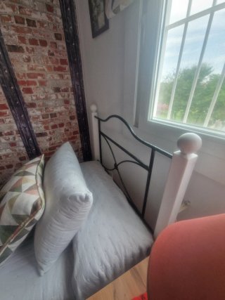 Cama con colchón,mesita de noche, cabecero y store