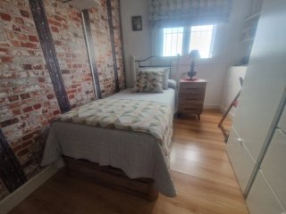 Cama con colchón,mesita de noche, cabecero y store