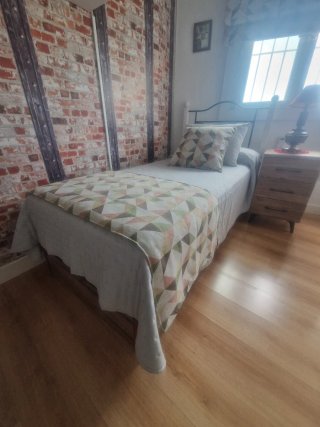 Cama con colchón,mesita de noche, cabecero y store