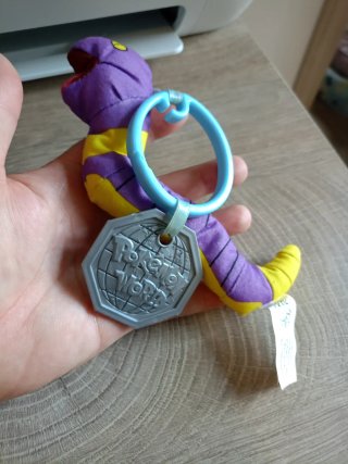 Peluche llavero Pokémon púrpura y amarillo