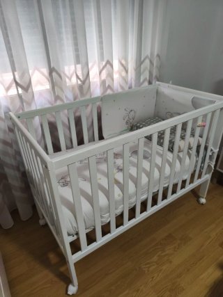 Cuna + colchón y ropa de cuna Y de regalo trona