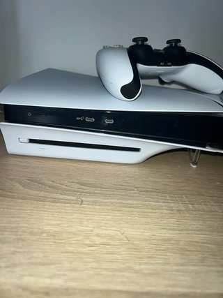 PS5 Slim con disco y un mando