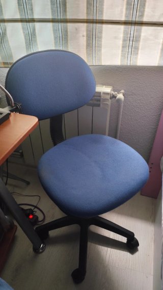 Silla de oficina azul y negra