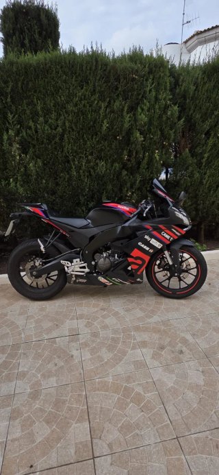 Moto Aprilia Deportiva 125cc Negra y Roja