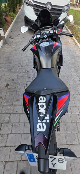 Moto Aprilia Deportiva 125cc Negra y Roja