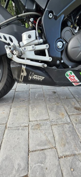Moto Aprilia Deportiva 125cc Negra y Roja