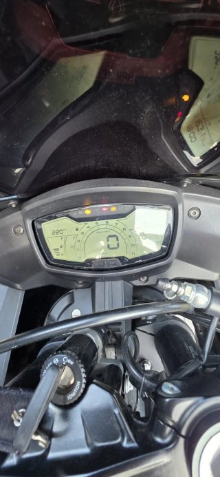 Moto Aprilia Deportiva 125cc Negra y Roja