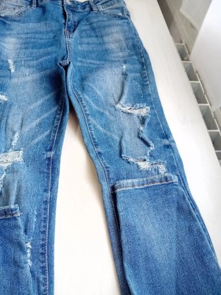 Pantalón vaquero niña desgastado