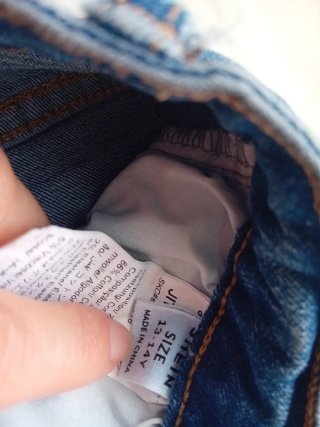 Pantalón vaquero niña desgastado