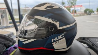Pack Moto: Casco HJC, Antirrobos, Guantes,Chaqueta