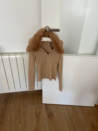 Jersey beige con cuello de pelo