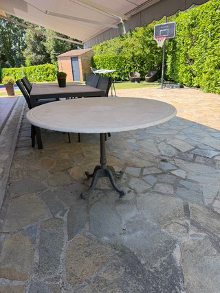 Tavolo da giardino rotondo in marmo e ghisa