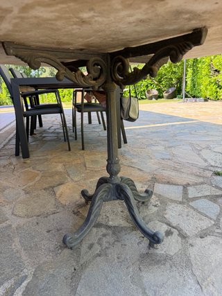 Tavolo da giardino rotondo in marmo e ghisa