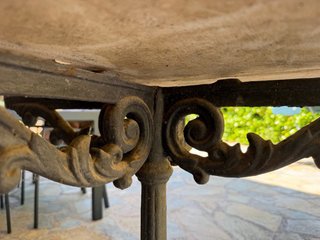 Tavolo da giardino rotondo in marmo e ghisa