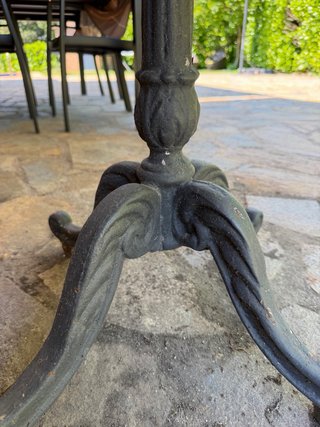 Tavolo da giardino rotondo in marmo e ghisa
