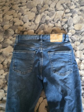 Pantalón vaquero desgastado azul