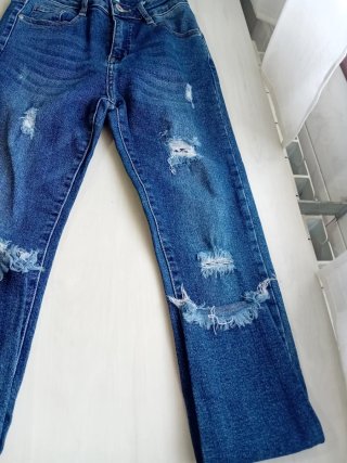Pantalón vaquero mujer desgarrado