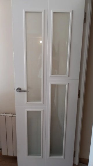 Puerta blanca mate con 4 cristales