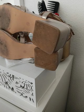 Sandalias doradas con pedrería Talla 40