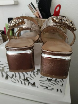 Sandalias doradas con pedrería Talla 40