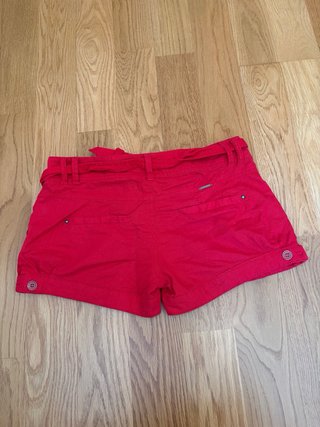 Pantalones cortos rojos con cinturón