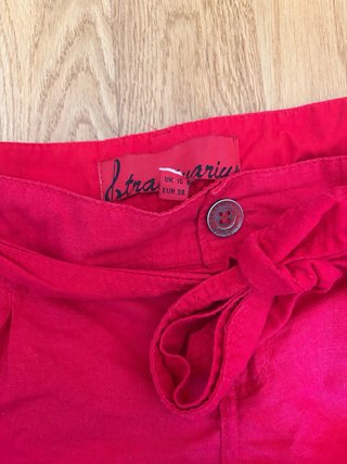 Pantalones cortos rojos con cinturón