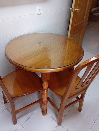Mesa redonda madera pino con cristal. Sin sillas