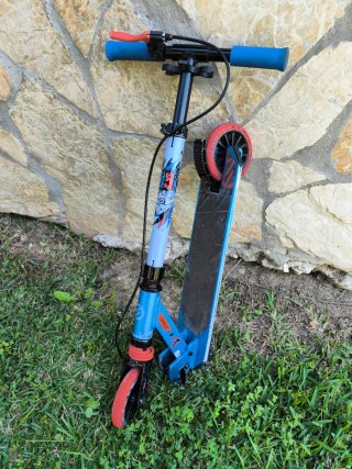 Patinete infantil azul y rojo
