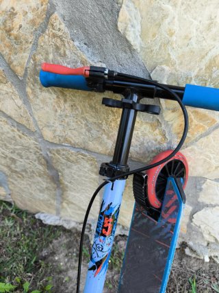 Patinete infantil azul y rojo