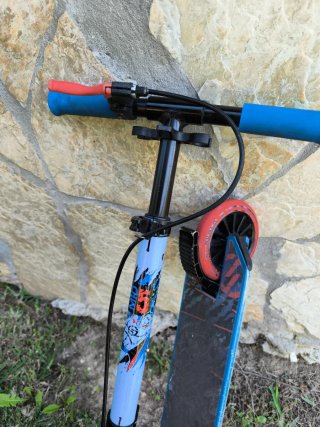 Patinete infantil azul y rojo