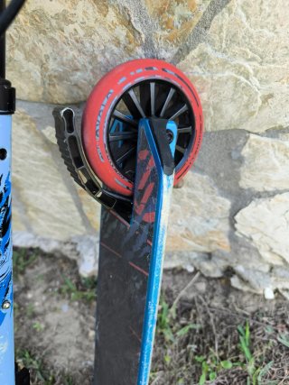 Patinete infantil azul y rojo