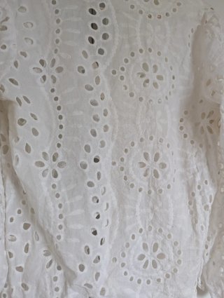 Blusa Shein bordada blanca