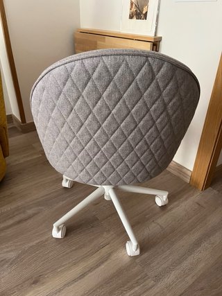 Silla de escritorio gris con ruedas