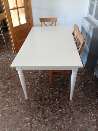 Mesa extensible y 4 sillas de madera