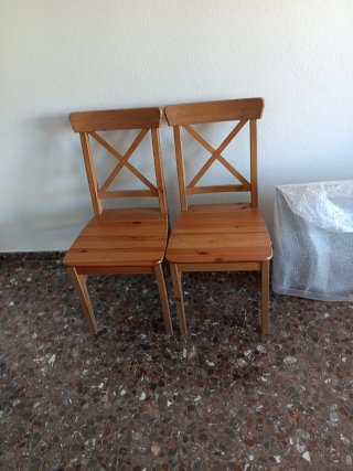 Mesa extensible y 4 sillas de madera